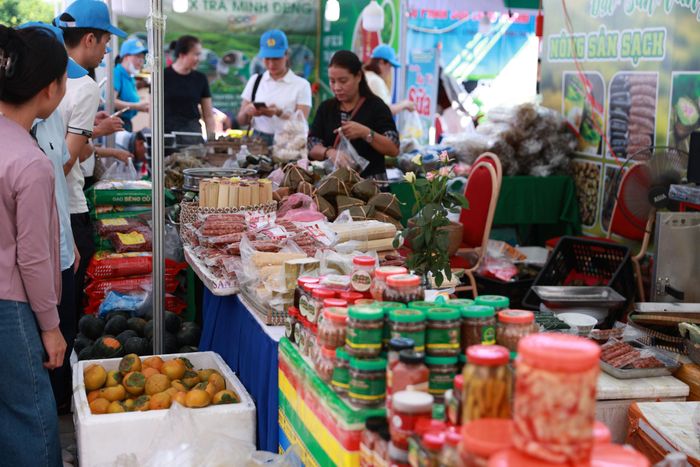 Không gian “Phúc lợi Công đoàn - Đồng hành cùng công nhân lao động” có khoảng 50 gian hàng, gồm gian hàng “0 đồng”, gian hàng ưu đãi và các khu tư vấn dịch vụ thiết yếu