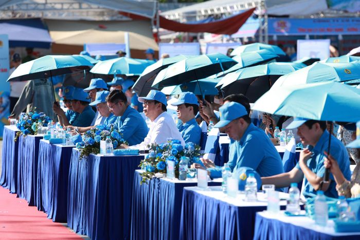 Đông đảo đại biểu và công nhân tham gia Ngày hội “Công nhân Việt Nam kiên quyết nói không với ma túy”