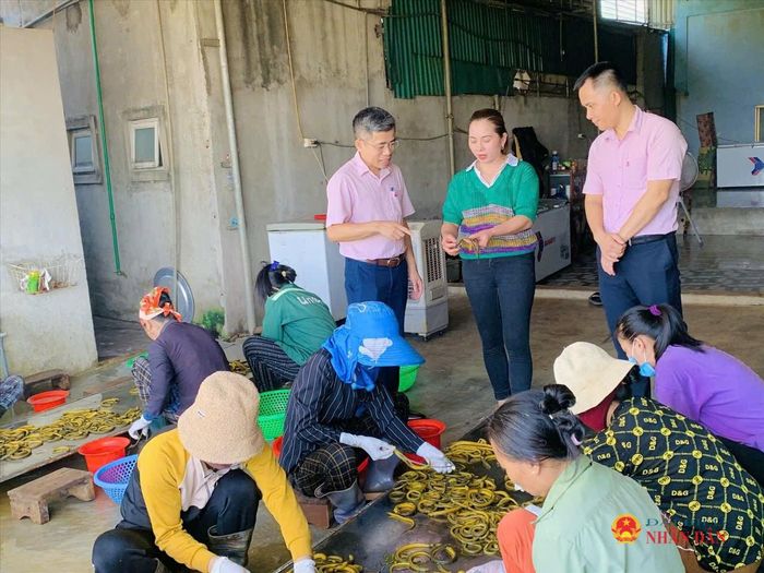 Cán bộ NHCSXH Yên Thành luôn bám sát nhu cầu và nắm bắt tâm tư, nguyện vọng của các hộ gia đình chính sách.