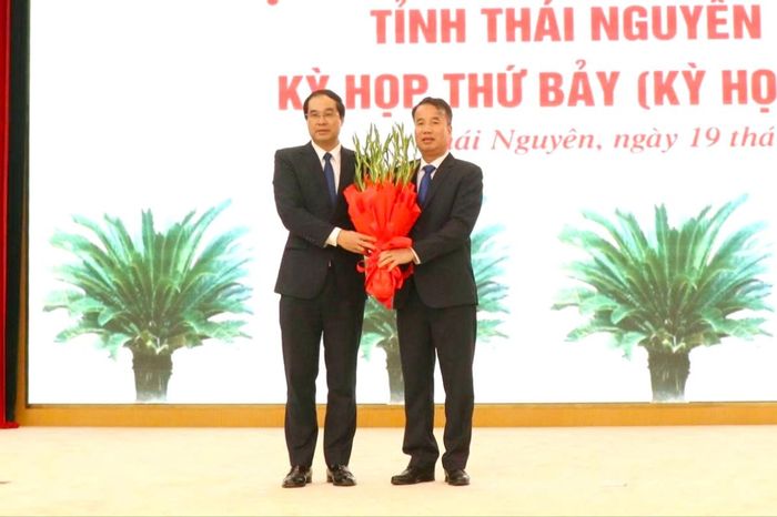 Bí thư Tỉnh ủy Thái Nguyên Trịnh Xuân Trường tặng hoa chúc mừng Tân Chủ tịch UBND tỉnh Nguyễn Thế Mạnh