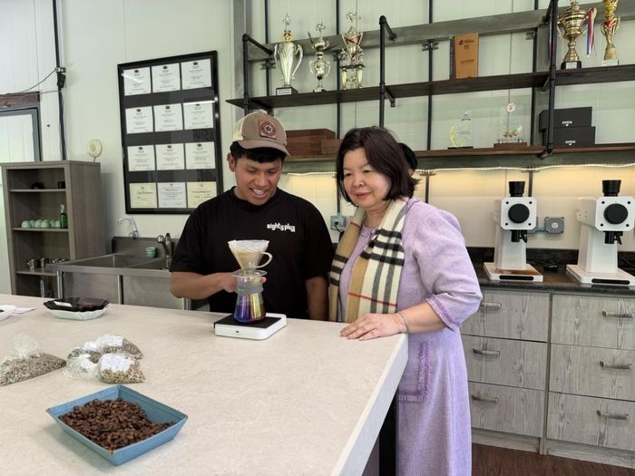 Chủ tịch Cao Xuân Thu Vân thử cà phê tại phòng thí nghiệm.