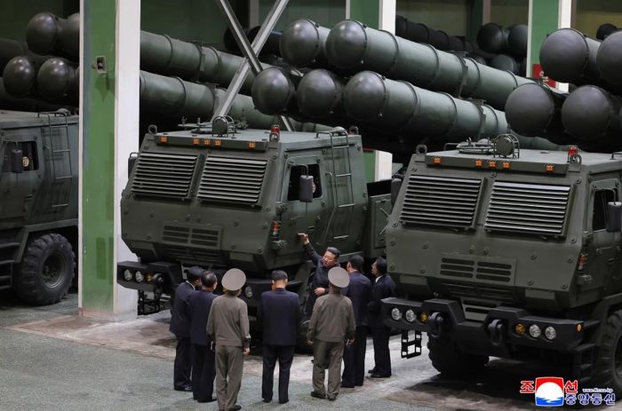 Nhà lãnh đạo Triều Tiên Kim Jong Un thị sát các doanh nghiệp công nghiệp quốc phòng. Ảnh: KCNA