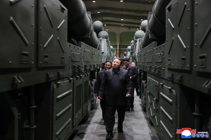 Nhà lãnh đạo Triều Tiên Kim Jong Un thị sát các doanh nghiệp công nghiệp quốc phòng. Ảnh: KCNA