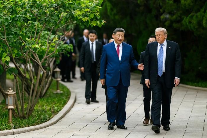 Ông Tập Cận Bình và ông Donald Trump tản bộ trong khu vườn tại khu vực Trung Nam Hải (Bắc Kinh) tháng 5/2026. Ảnh: Nhà Trắng