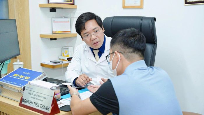 ThS.BSCKII Nguyễn Tiến Thành thăm khám cho bệnh nhân (Ảnh: BSCC)
