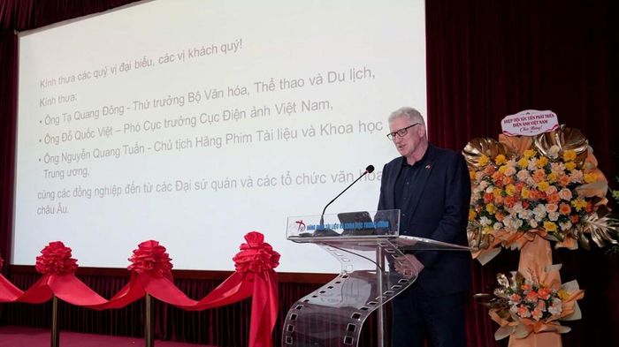 Phó Chủ tịch EUNIC tại Việt Nam, Giám đốc Quốc gia Hội đồng Anh tại Việt Nam James Shipton phát biểu tại Lễ khai mạc.
