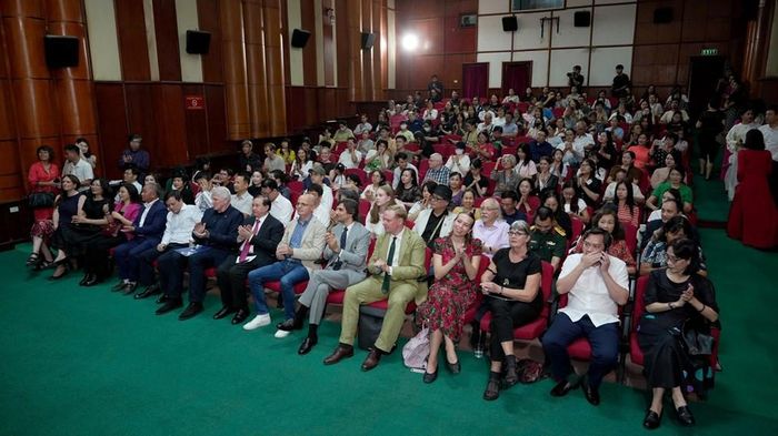 Đông đảo khán giả yêu điện ảnh đến tham dự Lễ khai mạc.