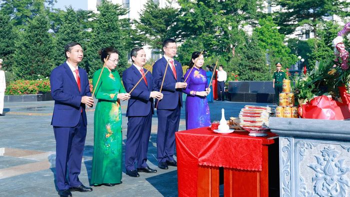 Các đồng chí lãnh đạo tỉnh Bắc Ninh dâng hương tại Đài tưởng niệm các Anh hùng liệt sĩ tỉnh, phường Bắc Giang.