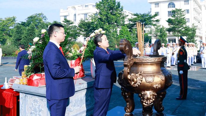 Từ phải qua: Phó Bí thư Tỉnh ủy, Chủ tịch UBND tỉnh Phạm Hoàng Sơn; Phó Bí thư Tỉnh ủy Trần Huy Phương dâng hương các Anh hùng liệt sĩ tại Đài tưởng niệm các Anh hùng liệt sĩ tỉnh, phường Bắc Giang.