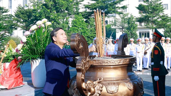 Phó Bí thư Tỉnh ủy, Chủ tịch HĐND tỉnh Nguyễn Việt Oanh dâng hương các Anh hùng liệt sĩ tại Đài tưởng niệm các Anh hùng liệt sĩ tỉnh, phường Bắc Giang.