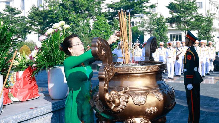 Phó Bí thư Thường trực Tỉnh ủy, Trưởng Đoàn đại biểu Quốc hội tỉnh Nguyễn Thị Hương dâng hương các Anh hùng liệt sĩ tại Đài tưởng niệm các Anh hùng liệt sĩ tỉnh, phường Bắc Giang.