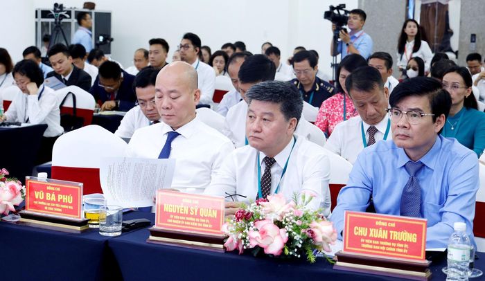 Ông Vũ Bá Phú, Cục trưởng Cục xúc tiến thương mại, Bộ Công Thương và các đồng chí trong Ban Thường vụ Tỉnh ủy tham dự Hội nghị.