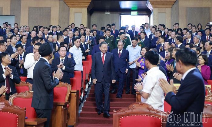 Các đại biểu chào đón Tổng Bí thư, Chủ tịch nước Tô Lâm về dự Lễ công bố thành lập thành phố Bắc Ninh. (Ảnh: Báo và Phát thanh, Truyền hình Bắc Ninh).