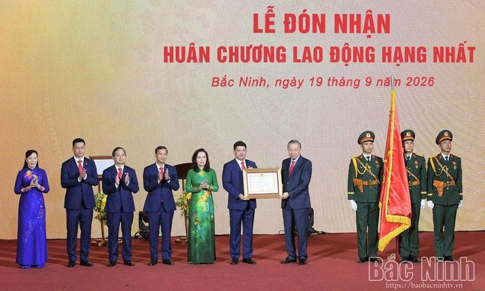 Tổng Bí thư, Chủ tịch nước Tô Lâm trao Huân chương Lao động hạng Nhất cho Đảng bộ, chính quyền và nhân dân Bắc Ninh. (Ảnh: Báo và Phát thanh, Truyền hình Bắc Ninh).