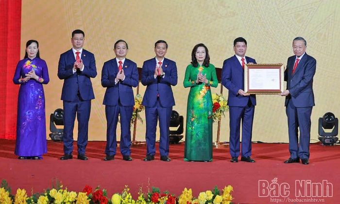 Tổng Bí thư, Chủ tịch nước Tô Lâm trao Nghị quyết của Quốc hội về thành lập thành phố Bắc Ninh cho Đảng bộ, chính quyền và nhân dân Bắc Ninh. (Ảnh: Báo, Phát thanh và Truyền hình Bắc Ninh).