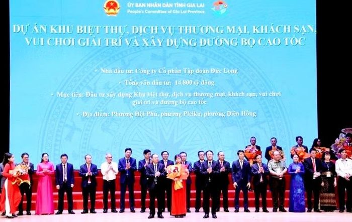 Tại hội nghị Xúc tiến đầu tư tỉnh Gia Lai năm 2026, UBND tỉnh đã trao bản ghi nhớ đầu tư Dự án Tuyến cao tốc Pleiku - Lệ Thanh, tổng vốn dự kiến 12.500 tỷ đồng, cho đại diện Công ty cổ phần Tập đoàn Đức Long Gia Lai (Ảnh: PV)