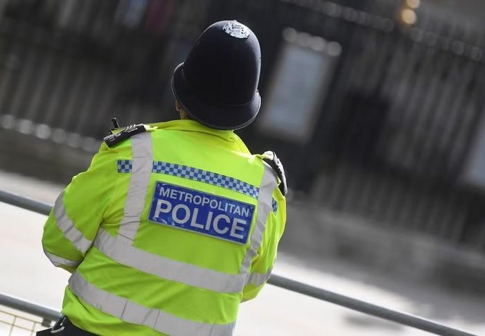 Một sĩ quan cảnh sát thủ đô làm nhiệm vụ tại khu vực Westminster, London, Anh. Ảnh: Reuters