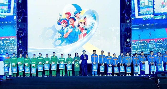 Ban tổ chức trao quà tặng công nhân có hoàn cảnh khó khăn trên địa bàn TP Hải Phòng.