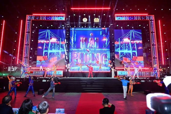 Tiết mục nghệ thuật tại lễ phát động.