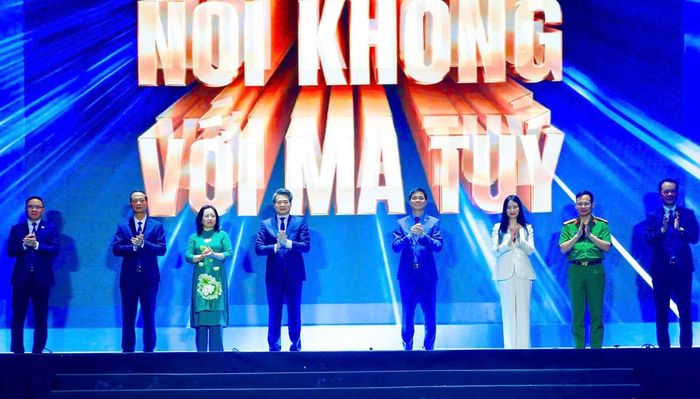 Đại biểu tham dự thực hiện nghi thức phát động chiến dịch.
