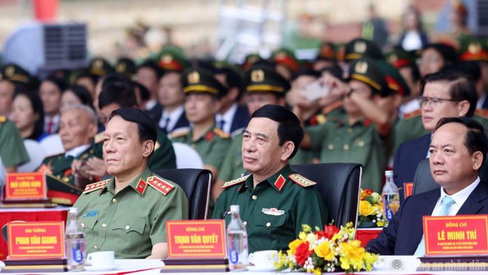 Trưởng ban Tuyên giáo Trung ương Trịnh Văn Quyết; Phó Thủ tướng, Bộ trưởng Bộ Quốc phòng Phan Văn Giang và Bộ trưởng Bộ Công an Lương Tam Quang cùng các đại biểu.