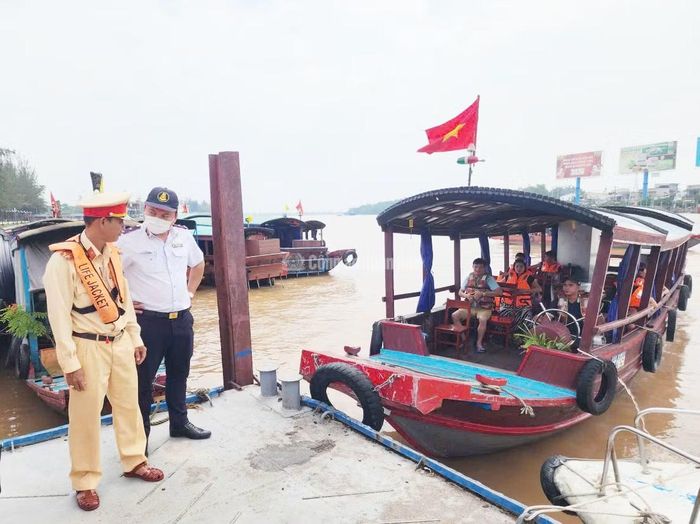 Phòng CSGT phối hợp Công an phường Cái Răng kiểm tra an toàn trước khi cho tàu xuất bến.