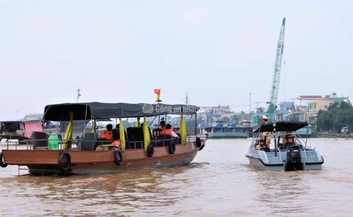 Cán bộ chiến sĩ Phòng CSGT Công an TP Cần Thơ tổ chức tuần tra bảo đảm an toàn khu vực chợ nổi Cái Răng.