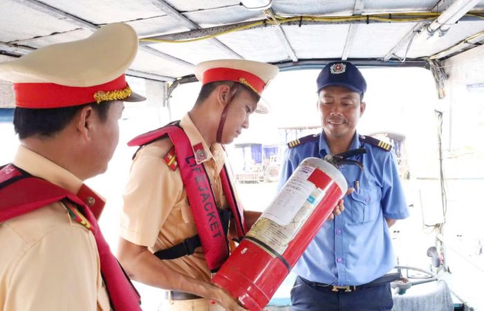 Phòng CSGT kiểm tra giấy phép, áo phao, trang thiết bị chữa cháy... trên các tàu đưa du khách tham quan chợ nổi Cái Răng.