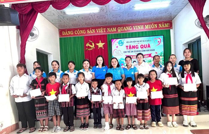Trao tặng quà cho các trẻ em có hoàn cảnh khó khăn.