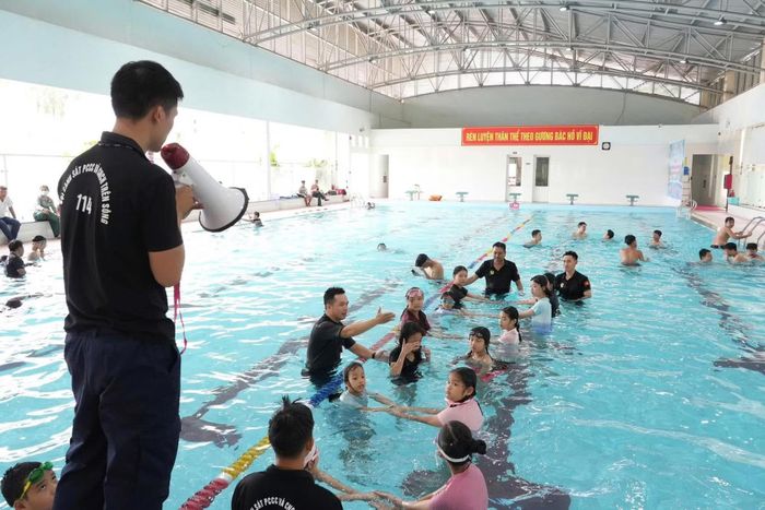 Tuổi trẻ Công an TP Huế mở các lớp dạy bơi miễn phí cho trẻ em.