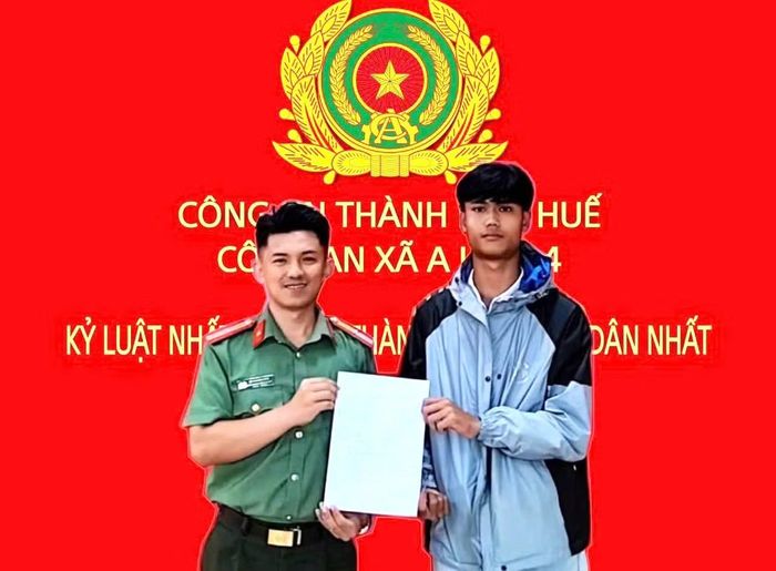Công an xã A Lưới 4, TP Huế tiếp nhận lá đơn tình nguyện tham gia nghĩa vụ CAND năm 2027 của em Lê Anh Tuấn.