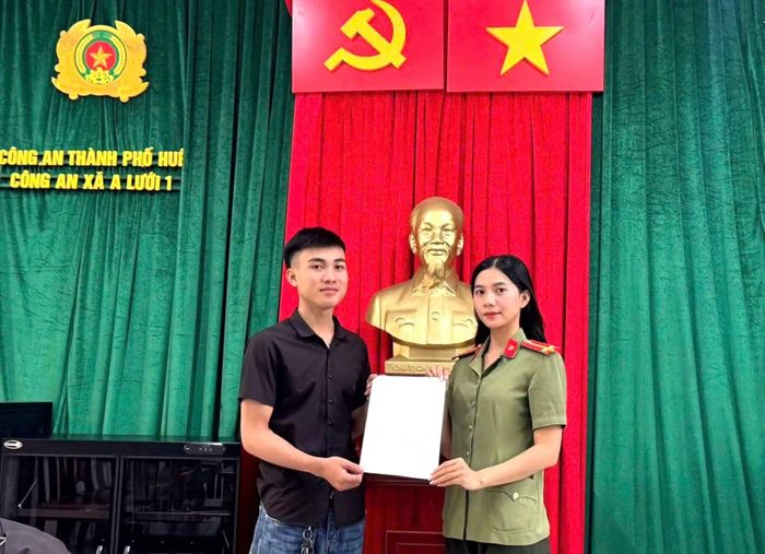 Công dân Trần Minh Trà (ở thôn A Năm, xã A Lưới 1) nộp đơn tình nguyện tham gia nghĩa vụ CAND.