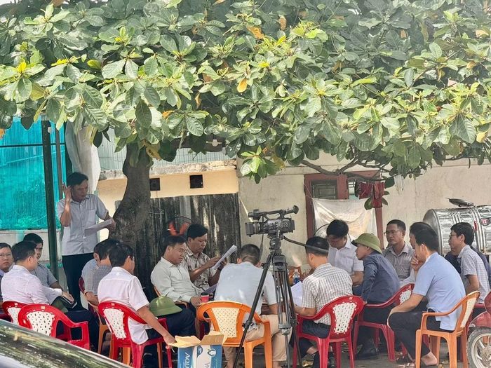 Ông Lê Đức Tiến, Phó Chủ tịch UBND tỉnh Quảng Trị (người đeo kính, cạnh chiếc mũ cối) chủ trì cuộc họp với đại diện chính quyền, cơ quan chức năng và người dân xã Mỹ Thủy để giải quyết những vướng mắc còn tồn đọng.