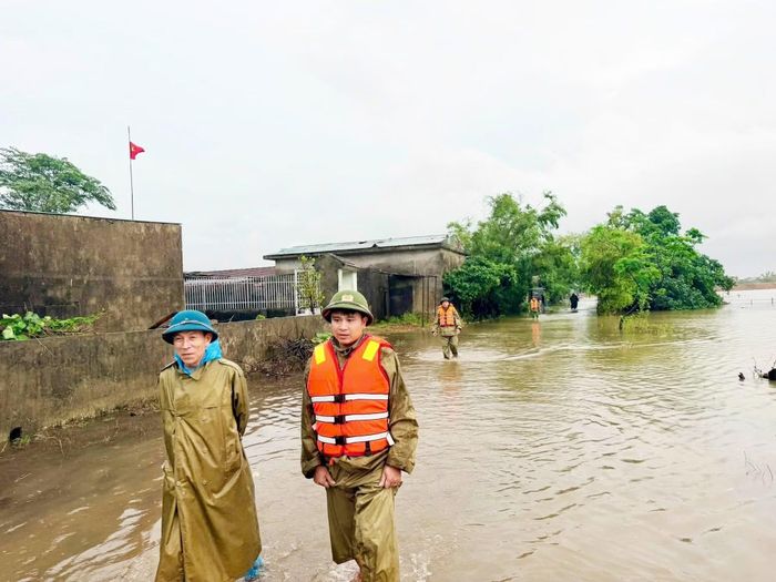 Công an phường Vũng Áng thường xuyên túc trực, giúp đỡ nhân dân ứng phó với tình trạng ngập lụt.