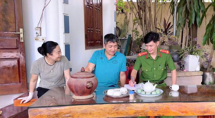 Lực lượng Công an xã Trại Cau thăm, nắm tình hình tại địa bàn cơ sở.