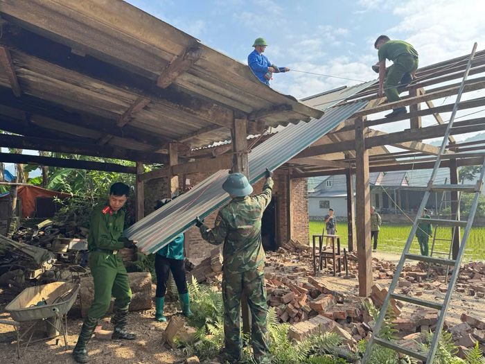Công an xã Vĩnh Thông hỗ trợ người dân trong xóa nhà tạm, nhà dột nát.