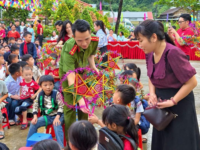 Những chiếc đèn ông sao được trao đến cho các em học sinh.
