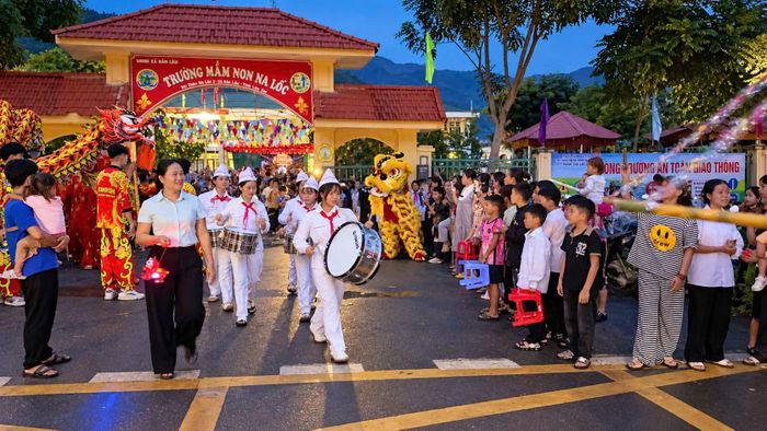 Lễ rước đèn truyền thống với hàng trăm ánh đèn lung linh nối dài, hòa cùng sắc màu của núi rừng, tạo nên một khung cảnh rực rỡ nơi phên dậu Tổ quốc.