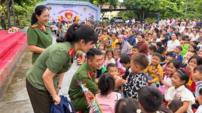 Những câu hỏi trắc nghiệm dí dỏm, ngộ nghĩnh về pháp luật và kỹ năng bảo vệ bản thân đã thu hút sự tham gia hào hứng của các em.