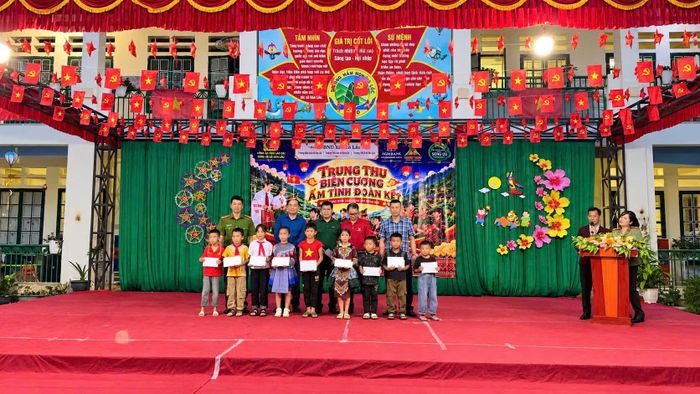 Các phần quà dành tặng, động viên các em có hoàn cảnh khó khăn vươn lên trong học tập.
