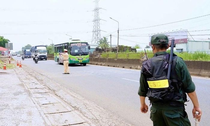 Kiểm soát trật tự an toàn giao thông trên một tuyến đường.