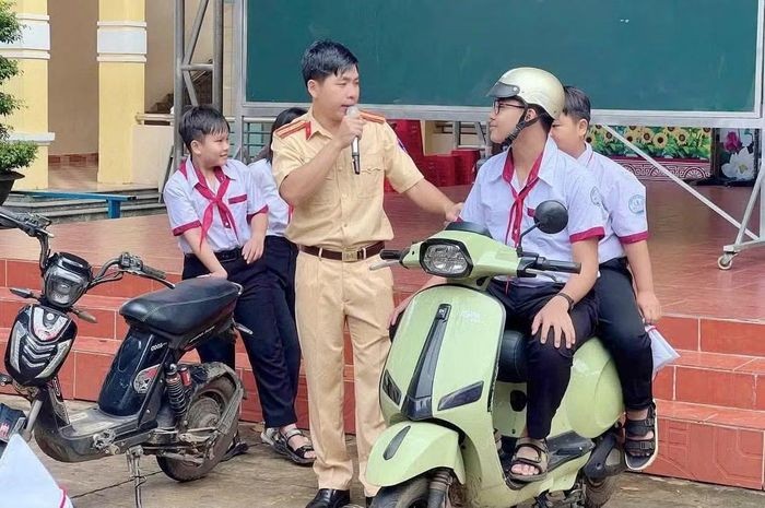 CSGT tuyên truyền, hướng dẫn kỹ năng cho học sinh sử dụng xe máy điện.