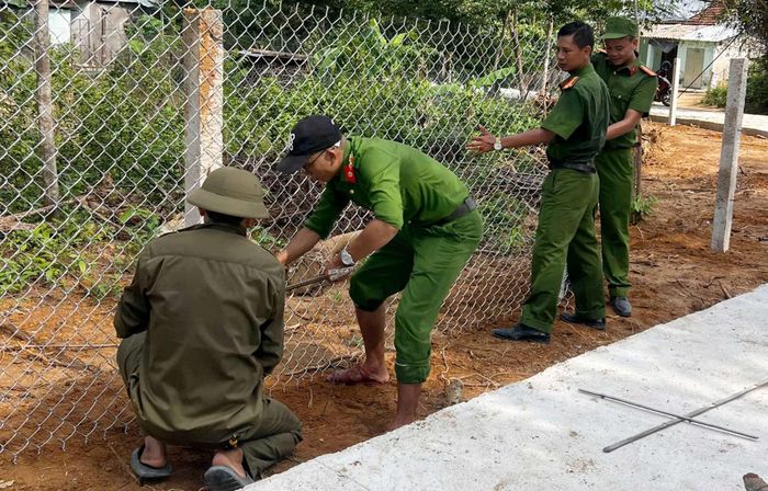 Sau khi trồng trụ rào, Công an xã Chiên Đàn kéo cố định lưới B40.