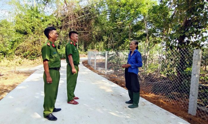 Bà Trần Thị Minh cảm ơn lực lượng Công an xã Chiên Đàn đã hỗ trợ làm lại hàng rào cho bà.
