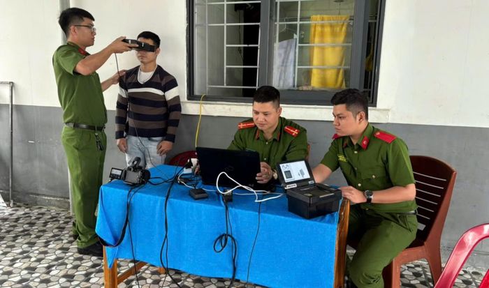 Công an xã Chiên Đàn thu nhận hồ sơ cấp căn cước tại Làng Hòa Bình Quảng Nam.