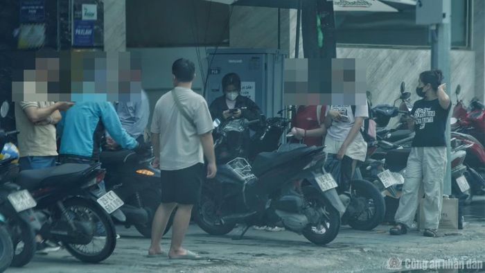 Hình ảnh đón, trả khách tấp nập tại văn phòng của X.E Việt Nam ở số 31 Nguyễn Quốc Trị.