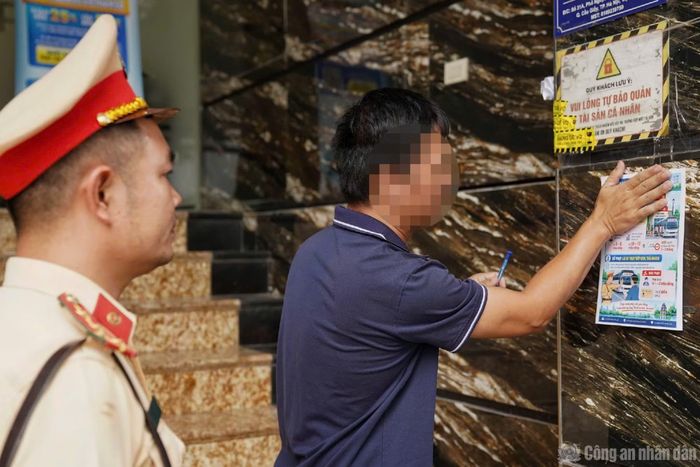 Pa-nô tuyên truyền về An toàn giao thông được dán tại văn phòng X.E Việt Nam.