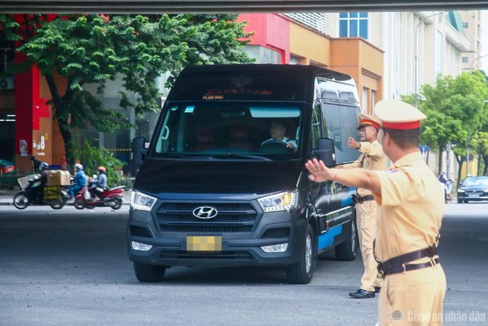 Cảnh sát dừng các trường hợp vi phạm để làm việc.