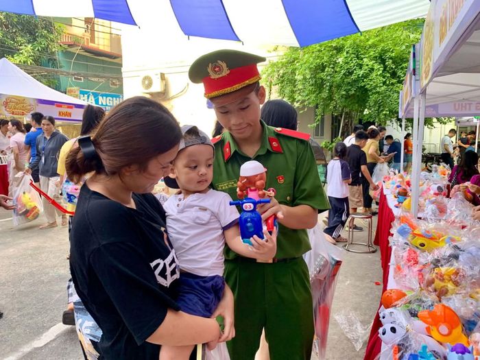 Sinh viên Học viện Cảnh sát nhân dân hỗ trợ phát quà miễn phí cho các bệnh nhi tại hội chợ