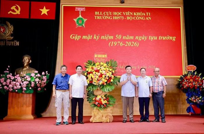 Thay mặt Đảng uỷ, lãnh đạo Cục Ngoại tuyến, Phó Cục trưởng Tường Minh Châu tặng hoa chúc mừng các học viên khoá T1 nhân kỷ niệm 50 năm tựu trường (1976-2026).